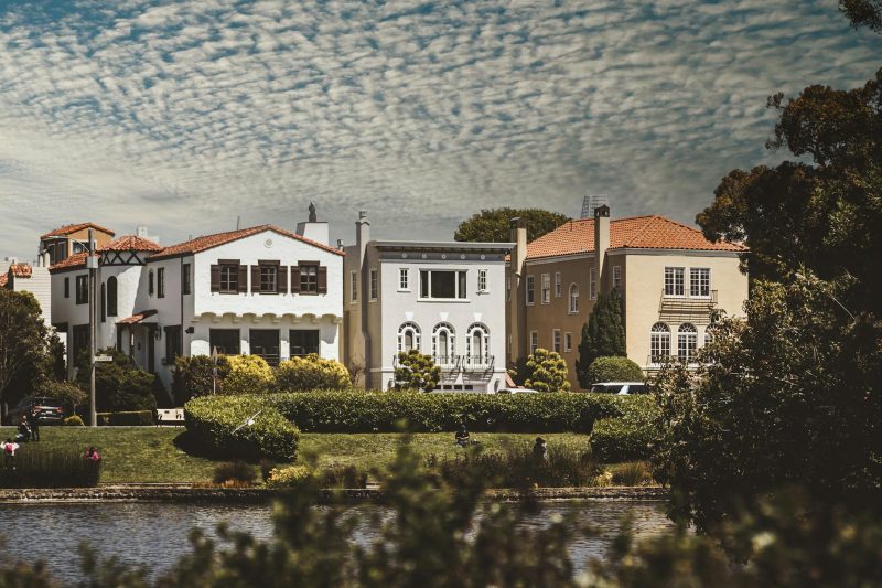 Charming residential homes with elegant architecture along a riverbank in San Francisco.